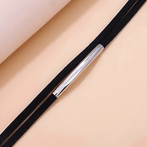 🔵𝟲𝟱%𝗢𝗙𝗙 𝗯𝘂𝗻𝗱𝗹𝗲𝘀 𝟯+🔵 NEW 2 Layered Curved Bar Minimalist Black Choker - Picture 7 of 10